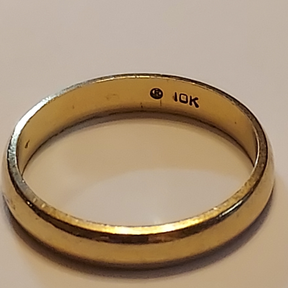 10K Yellow Gold Classic Wedding Band - 2.40 grams.   Size 7